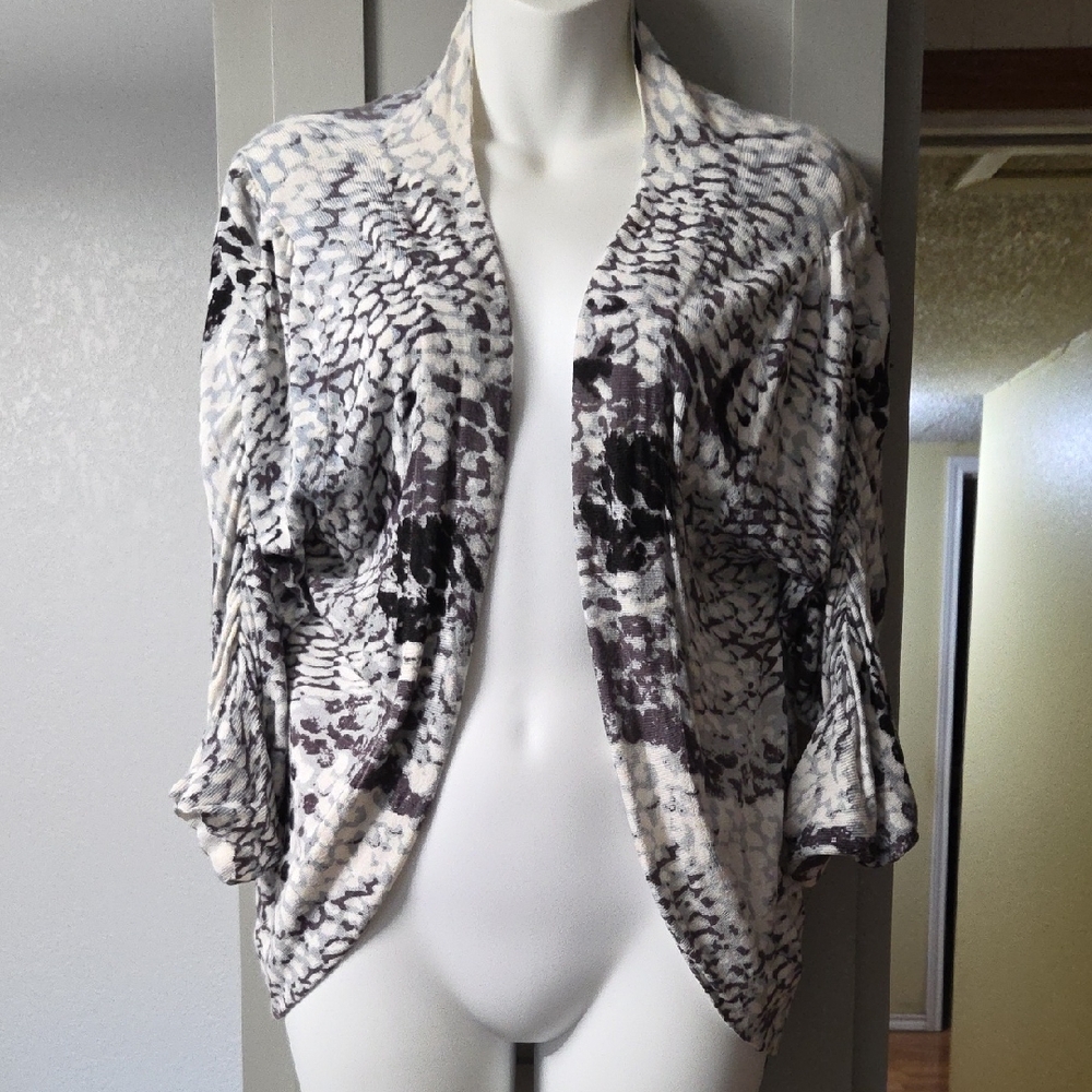 SHU SHU Elegant Women's Patterned Shrug - Black and White